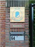 De buurttuin verhuisde na 8 jaren tuinieren achter het klooster aan de Poeijersstraat in juni 2020 naar de Bloemfonteinstraat 64 en zijn te gast...