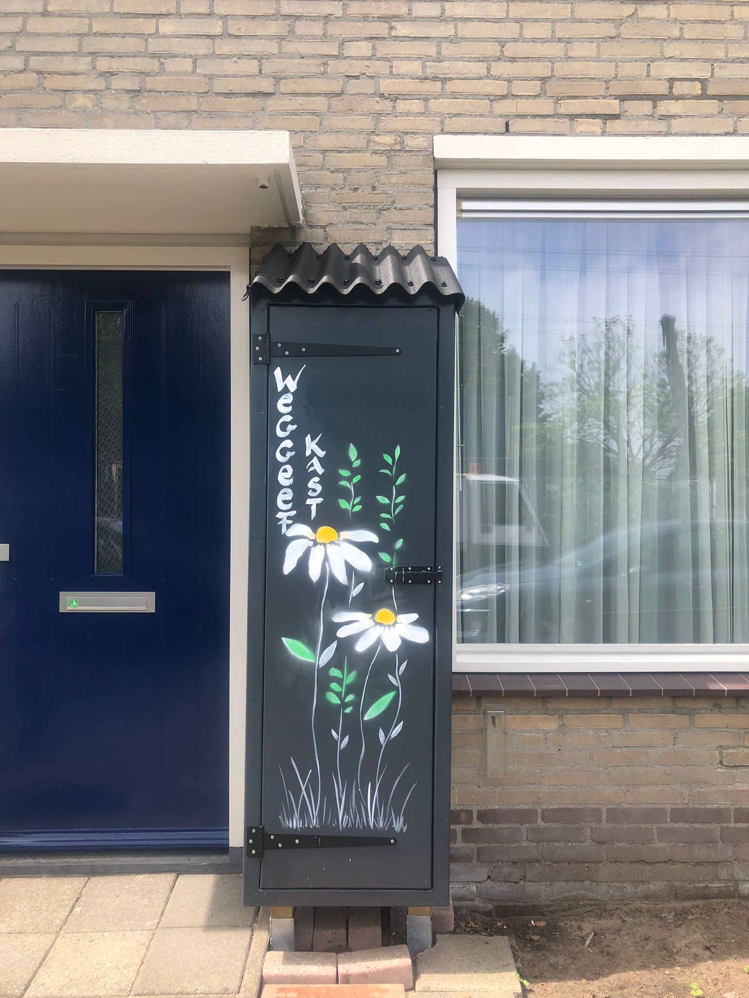 Kijk de weggeefkast eens staan. Is ie niet prachtig?